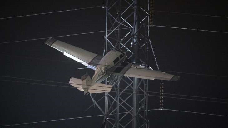 Small plane crashes on power lines in America, large areas without power