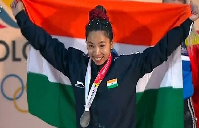 Chanu won silver in world weightlifting