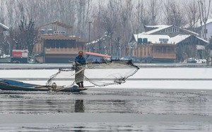 Dal lake is freezing in cold, chances of snowfall in Kashmir on December 9 and 10