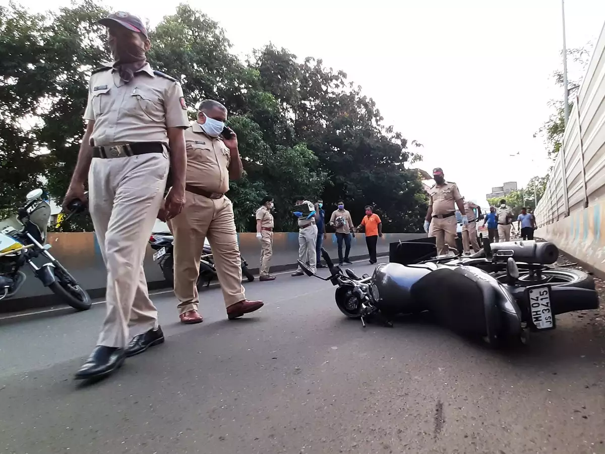 2 scooter riders die after falling from flyover in Thane