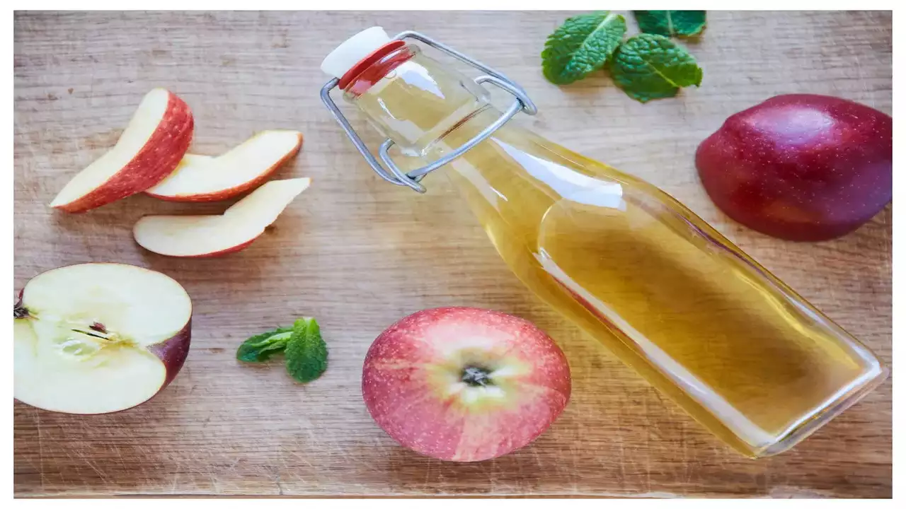 Apple and vinegar will reduce the pain in the throat