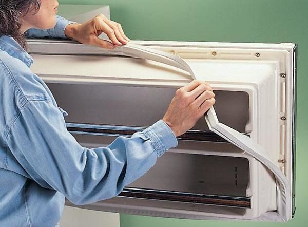 Clean the refrigerator door rubber
