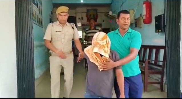 A youth leader close to the BJP MLA was arrested for showing a gun in the sand pit in Bankura.