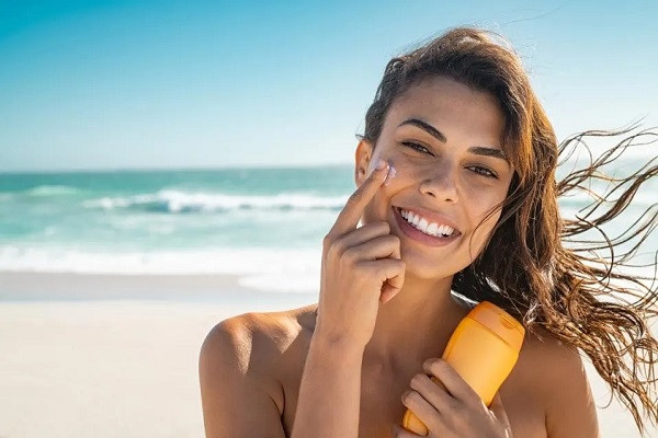 A girl applying sunscreen in her skin (File Picture)