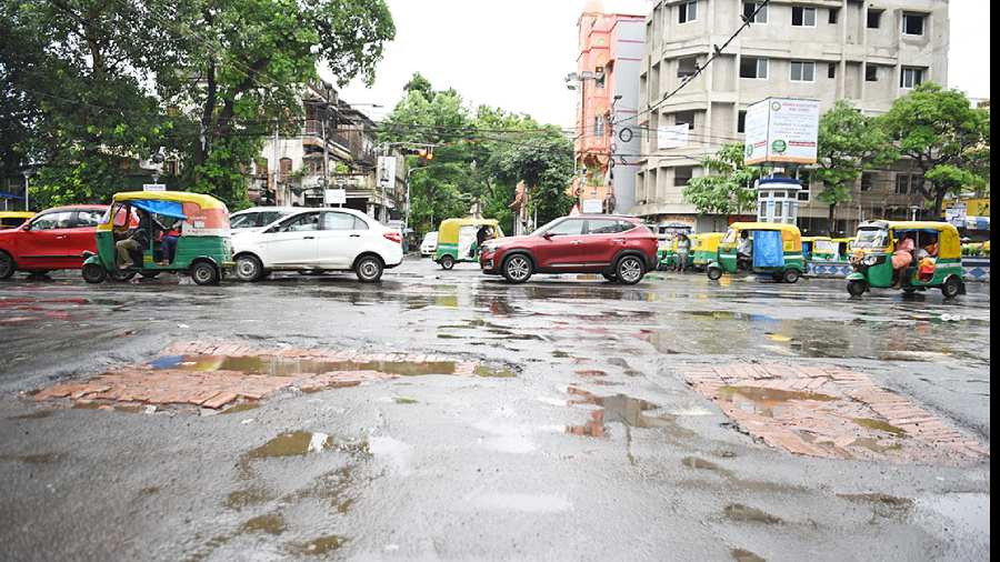 Kolkata  police warned the municipality about the condition of the city's roads(File Picture)