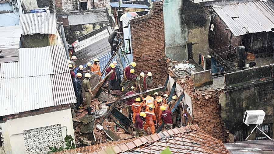 old house collapsed in Kolkata