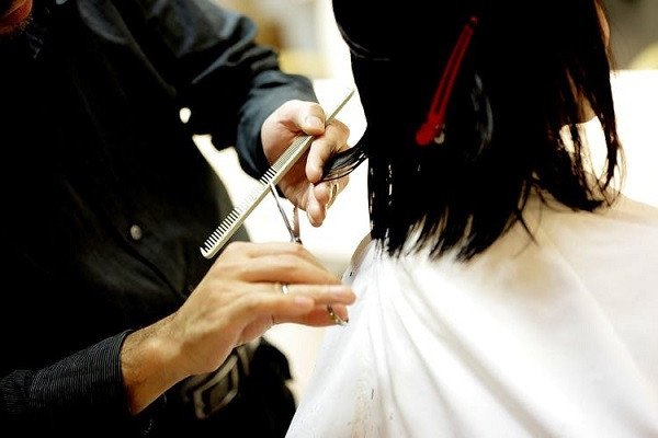 Want budget friendly hair cutting before Puja! Go to some of these salons