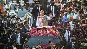 Welcome to PM Modi in Varanasi, with flowers and conch bells