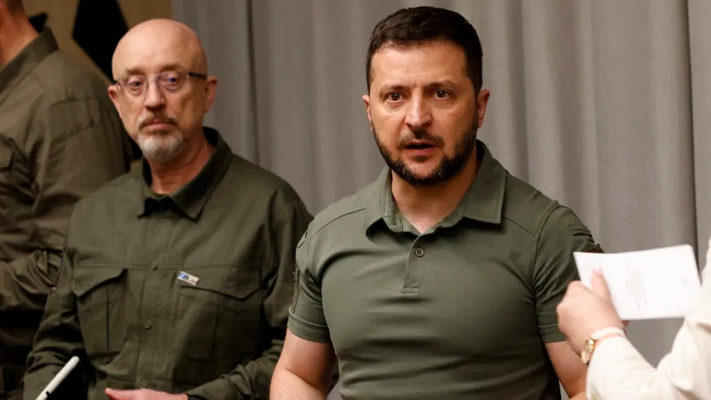 Defense Minister Oleksii Reznikov (left) and Ukrainian President Volodymyr Zelensky