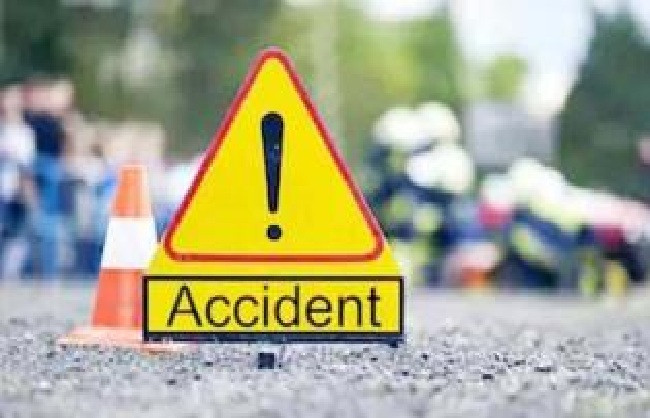 Reckless truck hits two motorbikes in Jharkhand