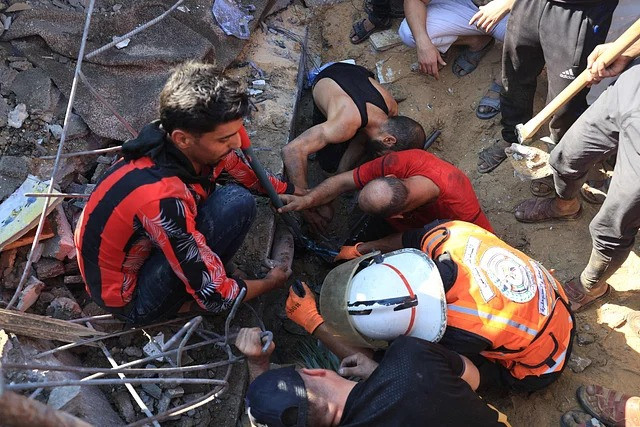 Rescue work is going on in the building destroyed by the Israeli attack