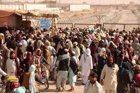 Afghan refugees flock to Pakistan border to return home (Collected)