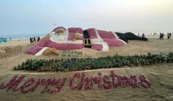 The world's largest Santa Claus is built in Puri Beach (Collected)