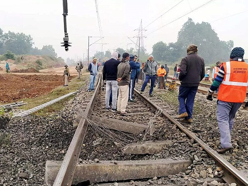 Maoists blew up the railway line in Jharkhand