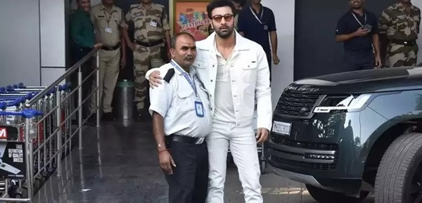 Ranbir Kapoor with his fan (File Picture)