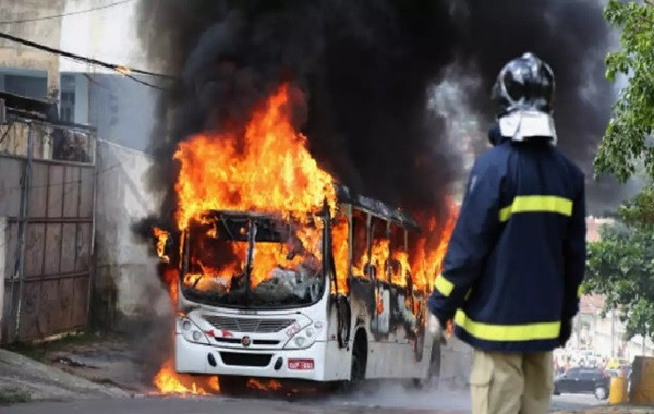 A bus caught fire in Maharashtra's Thane, the passengers somehow survived