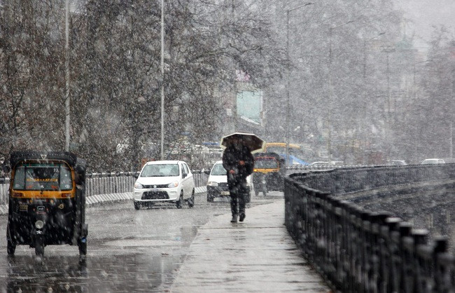 Snow falls again in Jammu and Kashmir, Manali in Himachal covered in white snow