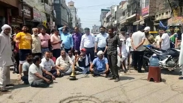 Protesting residents blocked the road demanding the construction of a road in Chalsa