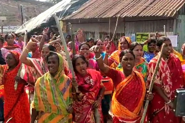 Women stormed the Trinamool leader's house with sticks and brooms