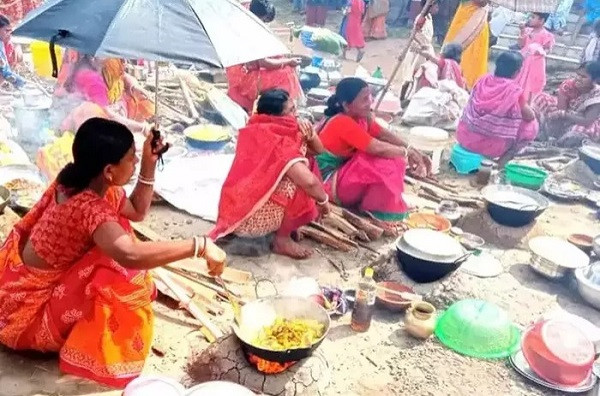 Devotees gather for cooking festival at Vishalakshi temple