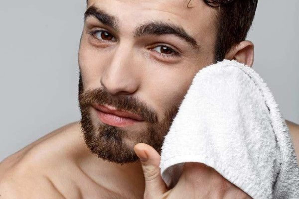 Men having acne on the face when it's hot? Take care of your skin in this way