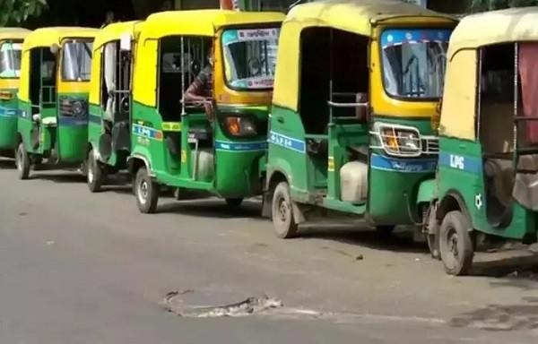 School teacher died in a road accident in Baharampur! Dumper-auto collision