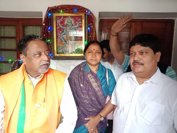 Arjun Singh at Mukul Roy's house with a bouquet of flowers