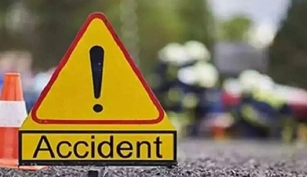 Two dead, 10 injured in a horrific accident on the National Highway in Uluberia