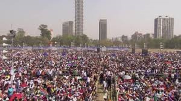 Crowds at Modi's rally in Raiganj