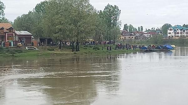Boat sinks in Bitasta river at Srinagar