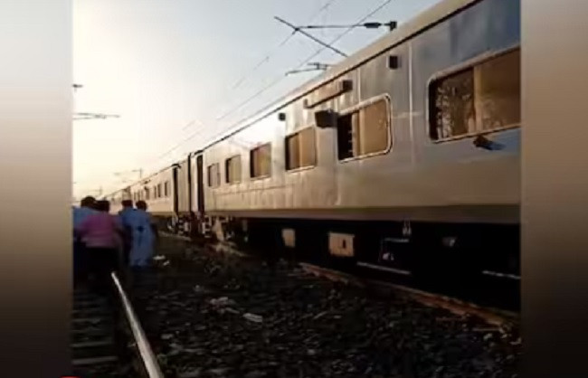 Fire scare on Intercity Express from Ranchi to Howrah, all passengers safe