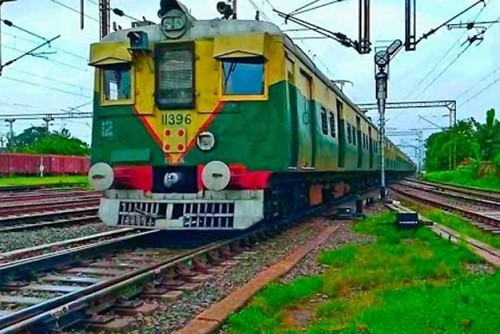 Train service started in Sealdah South, Metro suffers