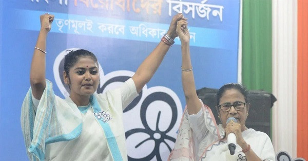 Sayooni Ghosh & Mamata Banerjee (File Picture)