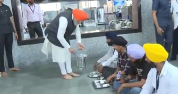 Prime Minister's "Seba" at Gurdwara Patna Sahib, served food with his own hands