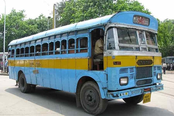 Passengers on the road suddenly broke the door of the moving bus in Kolkata!