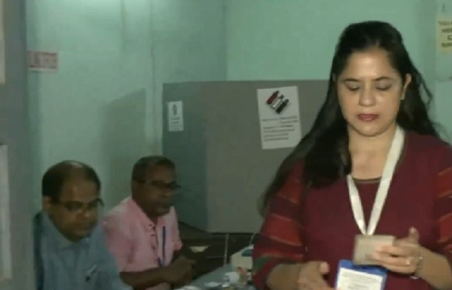 Kolkata South left candidate Saira voted! fighting with her Debashree and Mala