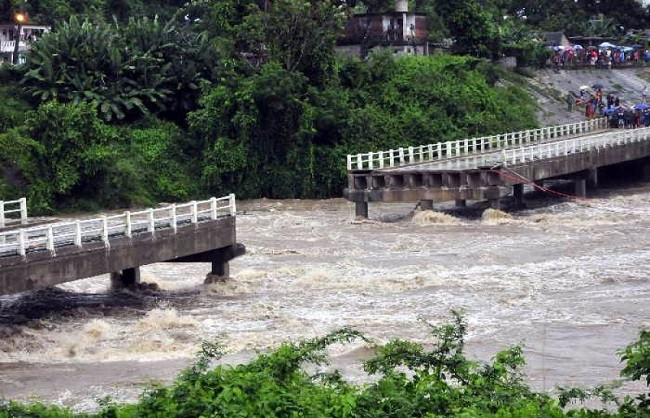 The bridge broke in Latur due to continuous rain