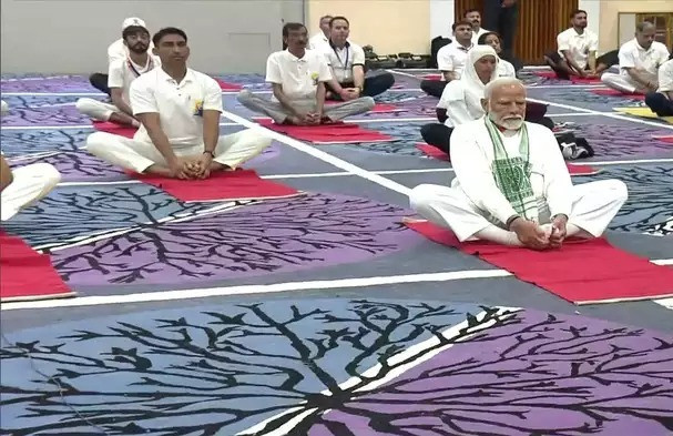 Modi on the shores of Dal Lake yoga-exercise ceremony!