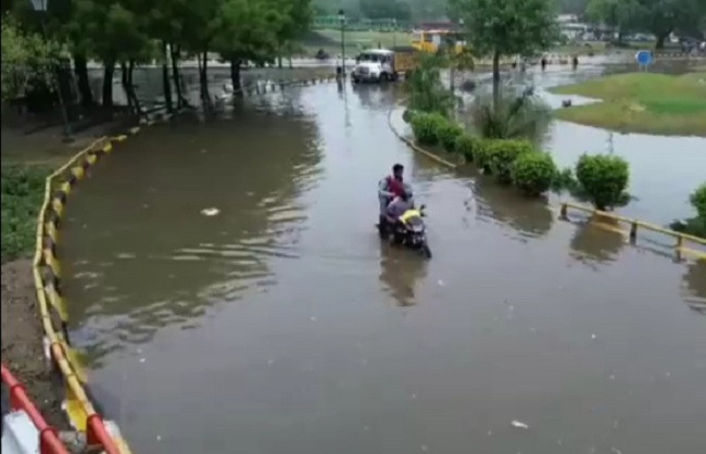 Delhi waterlogged in heavy rains