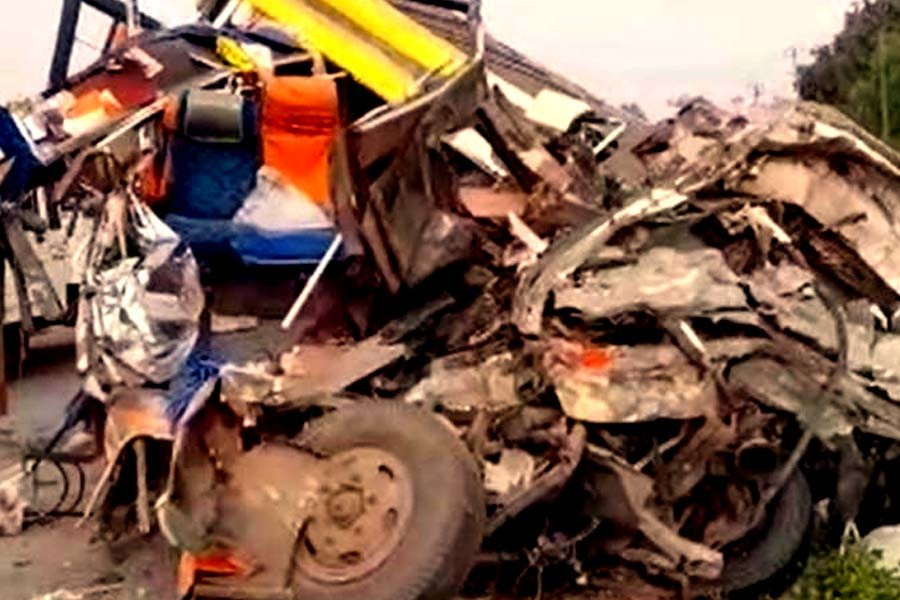 Tempo Traveler hit a lorry standing at Haveri in Karnataka