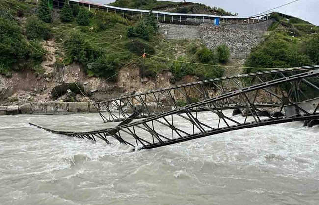 A bridge near Chirbasa on the Gangotri-Gomukh trek collapsed due to the impact of the glacier