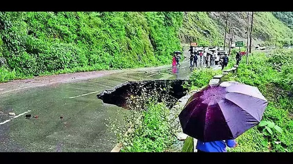 National Highway 110 collapsed in Pagla Jhora due to continuous rain