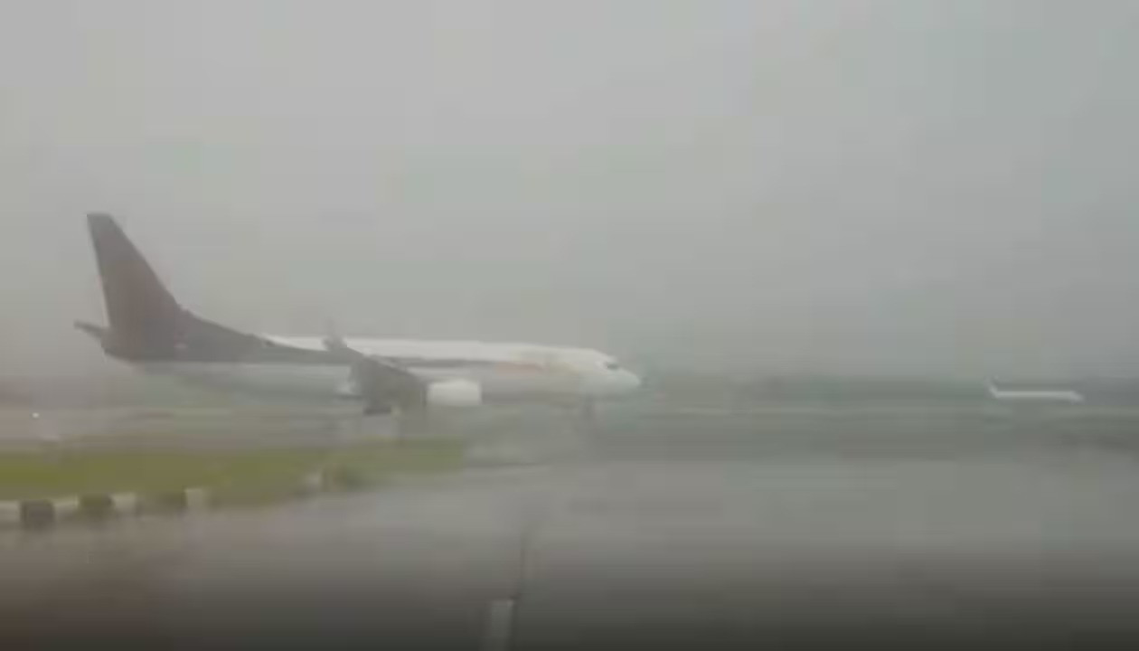 Heavy rain halts Mumbai airport