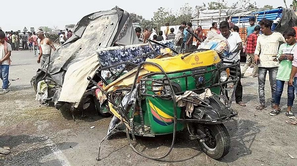 Container hits Toto with passengers in Murshidabad