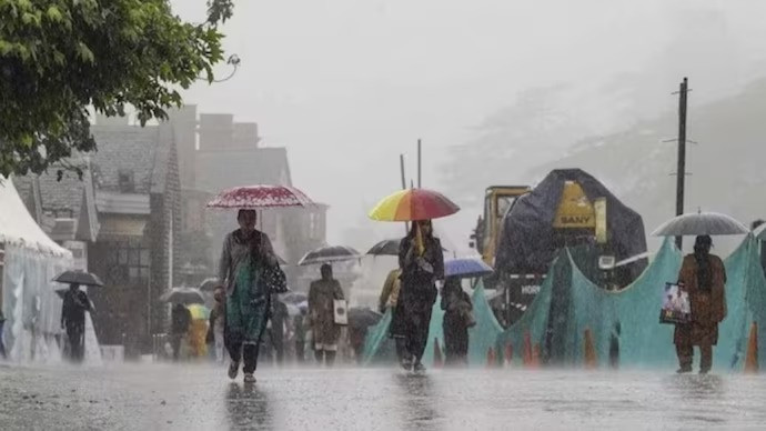 Heavy rains inundate Karnataka's Karwar, 1 dead, 7 missing