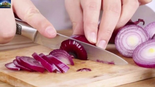Tears in the eyes when cutting onions? Follow these home remedies