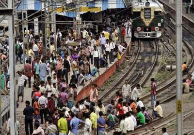 Rail blockade at Diamond Harbor station