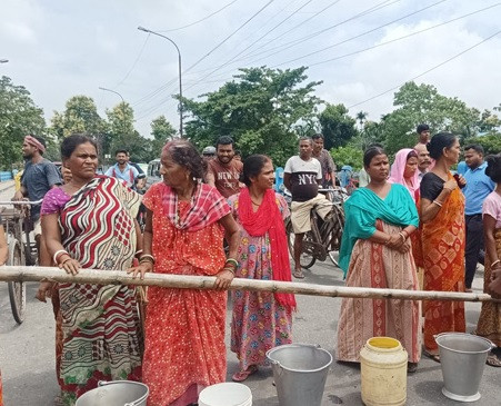 Not getting drinking water, blockade of Jalpaiguri locals