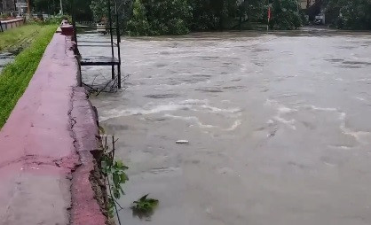 Various parts of Vadodara submerged in heavy rain, Vishwamitri river is gushing