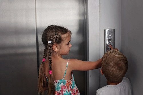 child collapse in lift (symbolic picture)